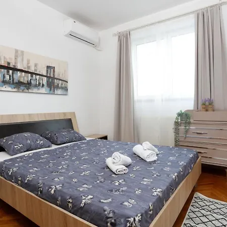 Apartment Rico's 3 Bedroom Center Bucharest