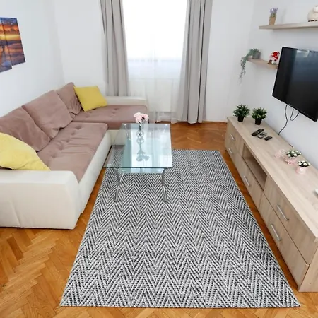 Rico's 3 Bedroom Center Apartment *