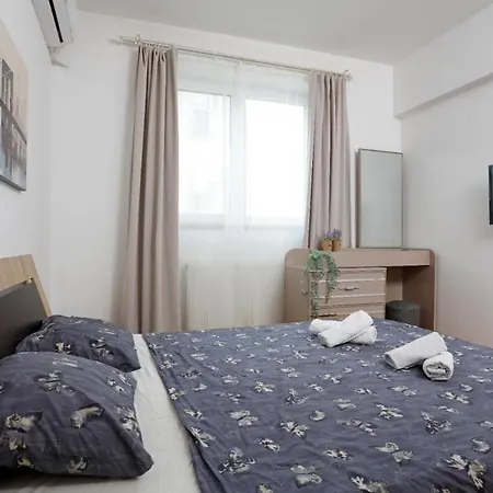 Rico's 3 Bedroom Center Apartment *