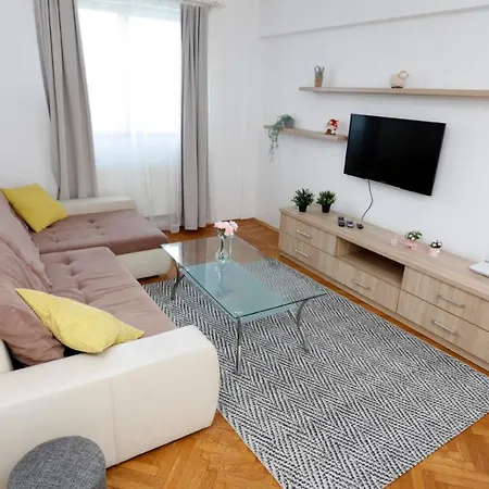 Rico's 3 Bedroom Center Bucarest