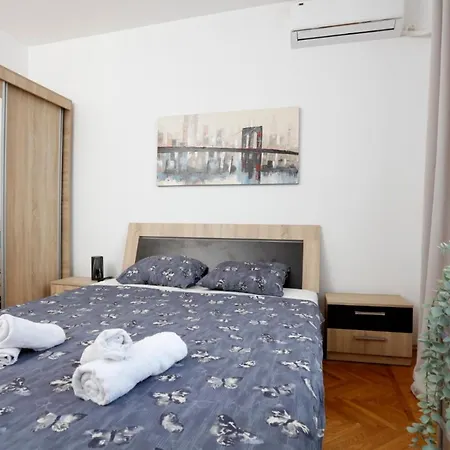 Rico's 3 Bedroom Center Apartment *