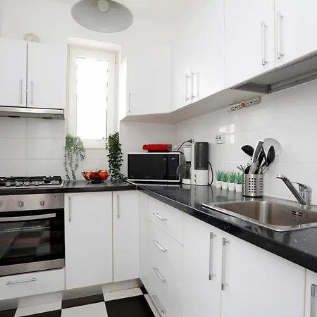 Rico's 3 Bedroom Center Bucharest